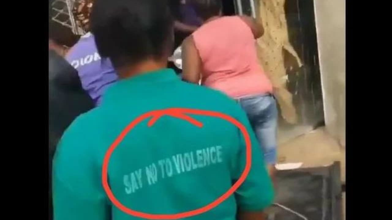 “Wonders Shall Never End”- See What Was Written On This Looter’s Cloth That Caught My Attention “Wonders Shall Never End”- See What Was Written On This Looter’s Cloth That Caught My Attention