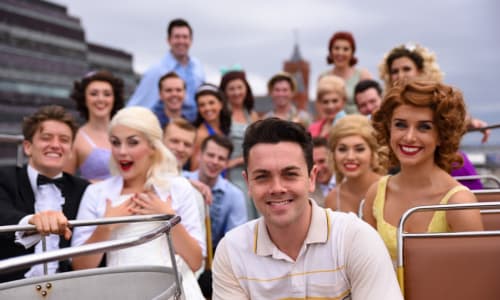 Roedd Ray a’r cast tu fas i’r Ganolfan