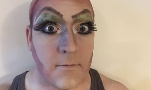 Rhwyd gwallt ar fy mhen, barod i ymgoluro 