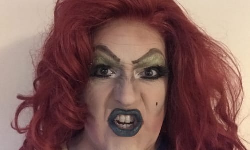 Mae'r trawnsnewidiad wedi gorffen, daw Alun yn Connie Orff