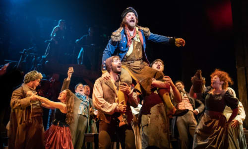 Martin Ball fel Thenardier yn canu 'Master of the House'