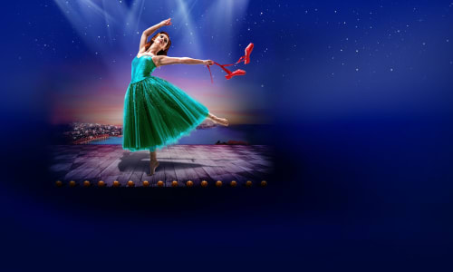 Menyw yn gwisgo ffrog werdd, yn dansio'n droednoeth, ac yn cydio mewn pâr o esgidiau coch