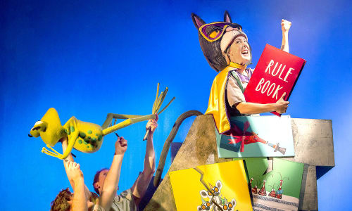 Cath buddugoliaethus, yn dal llyfr rheolau