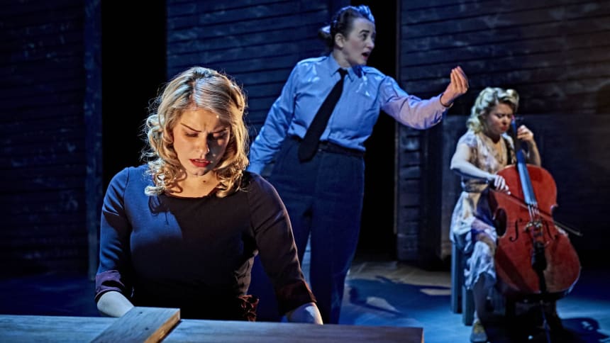 6_Georgina White_Sophie Stone_Anne-Marie Piazza_Photo Jorge Lizalde