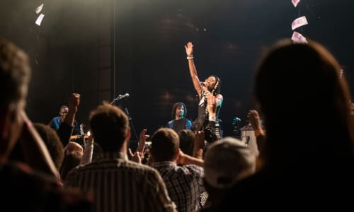 Fatoumata Diawara singing to a crowd in a concert