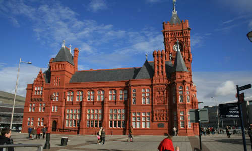 Adeilad brics coch Pierhead ym Mae Caerdydd