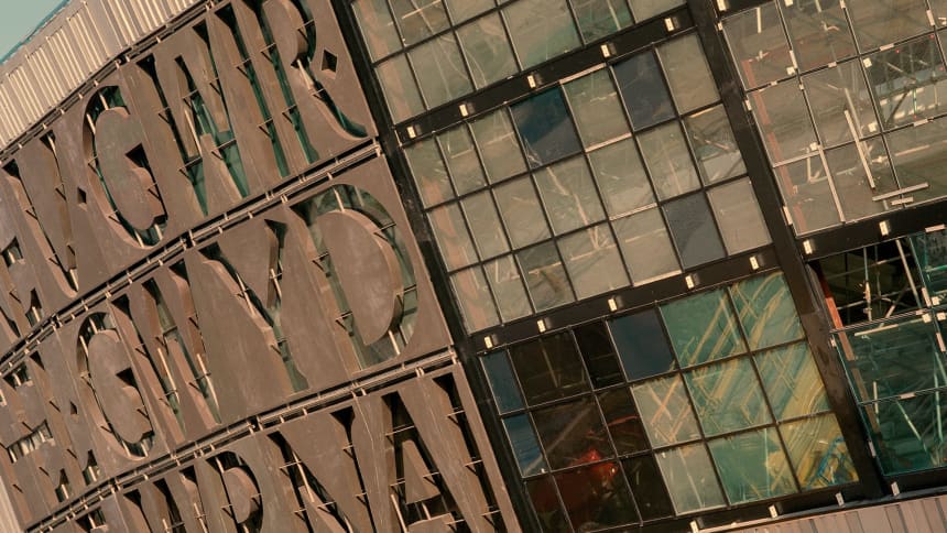 Yr arysgrif eiconig ar flaen yr adeilad/ The icon inscription on the front of the building