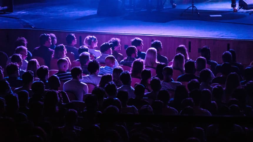 Despite holding nearly 1900 people the theatre can feel incredibly intimate too, thanks to the incredible acoustics / Mae’r theatr yn dal mwy nag 1900 o bobl, ond mae’n dal i deimlo'n hynod agos atoch, diolch i'r acwsteg