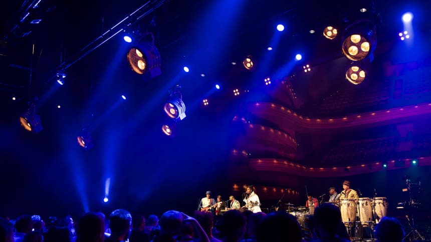 Ibibio Sound Machine performed on the main stage with the theatre as the backdrop / Perfformiodd Ibibio Sound Machine ar y prif lwyfan gyda'r theatr yn gefndir