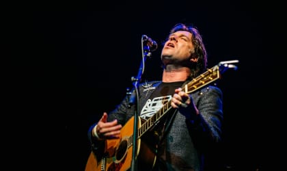 Rufus Wainwright playing guitar