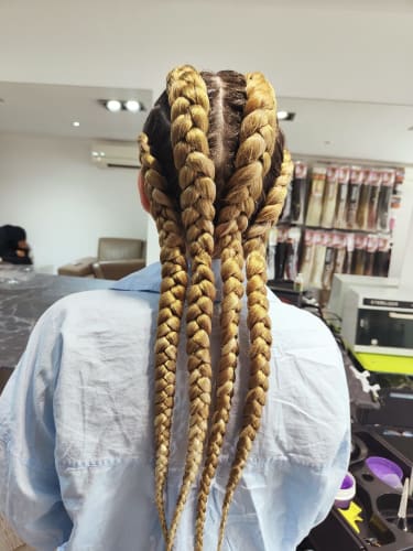 Salon de coiffure spécialisé pour cheveux frisés et crépus. Coupes afro à Cannes