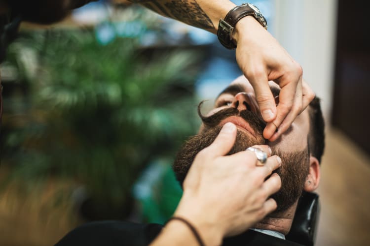 Sebastien en plein travail de barbe