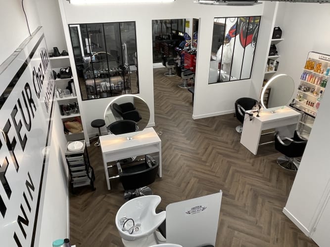 L'espace intérieur du salon Chez Max à Louvigny