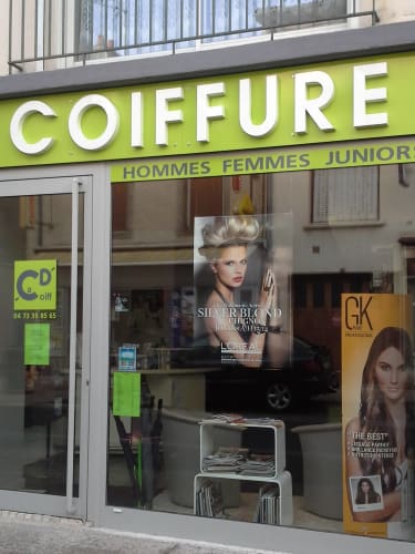 La devanture du salon de coiffure mixte Ca D'Coiff à Les Martres-de-Veyre