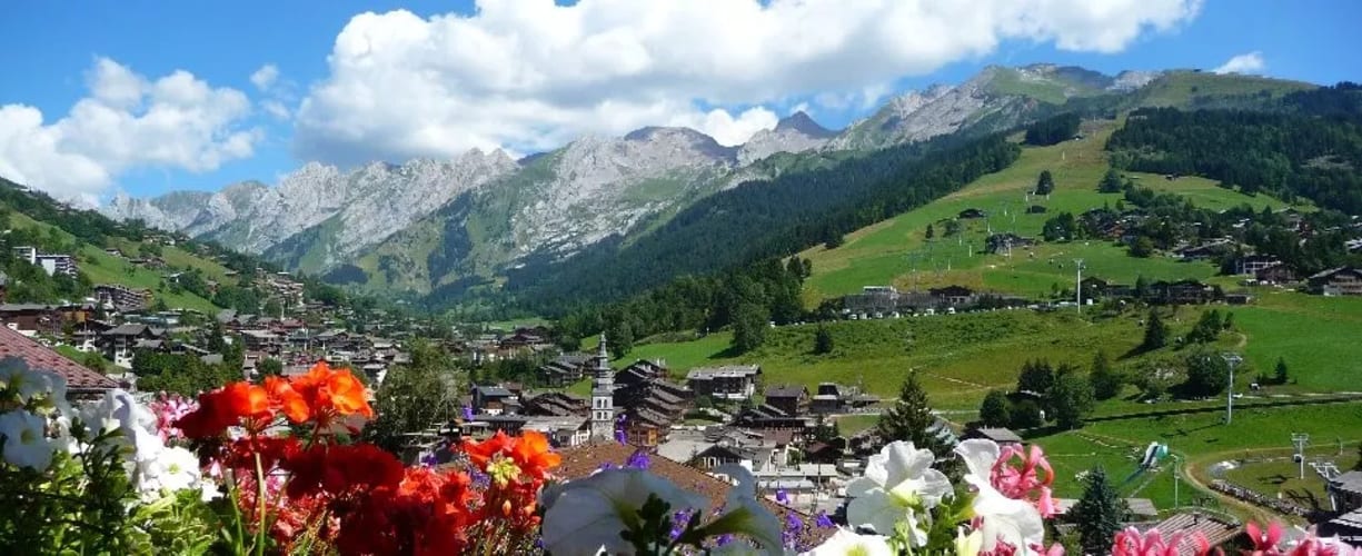 La Clusaz, une vallé, une région magnifique. Le cadre parfait pour votre moment beauté, coiffure