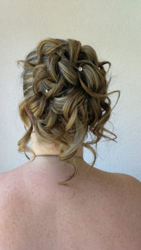 Un chignon moderne et sophistiqué, parfait pour une mariée