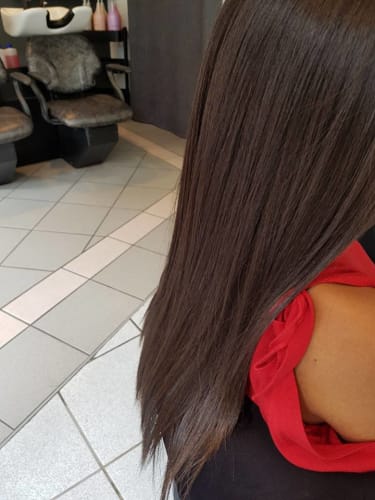 Une jolie brune avec les cheveux brushingué