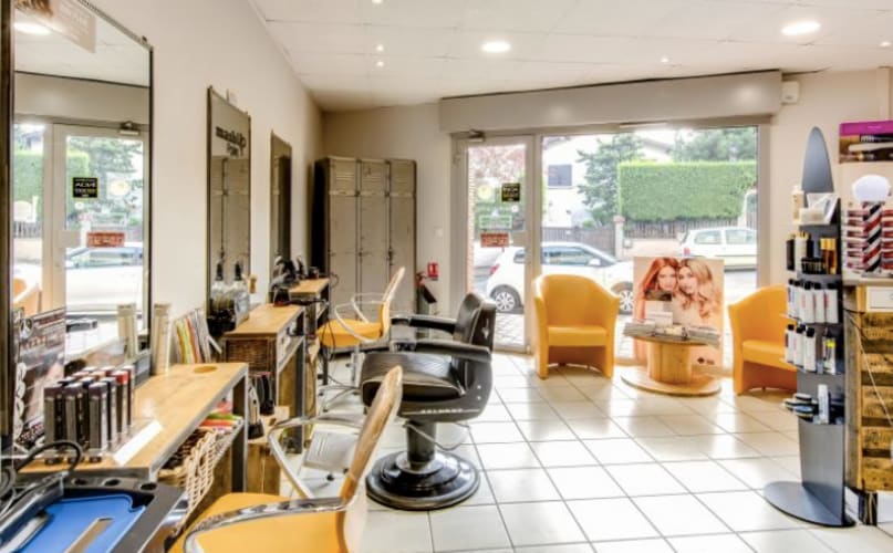 Le salon de coiffure mixte l'atelier de Stéf en banlieue de Lyon, à Saint-Genis-les-Ollières
