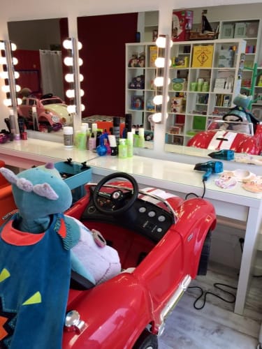 La chaise de coiffure en forme de voiture au salon La Cachette Secrète 