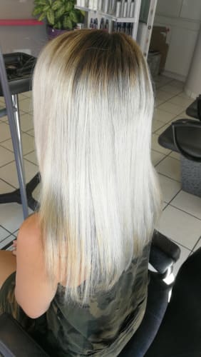 Une coloration blond polaire sur des cheveux longs