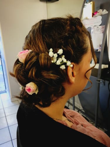 Un joli chignon avec des petites fleurs 