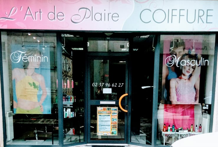 La devanture du salon de coiffure L'art de plaire Châteaudun