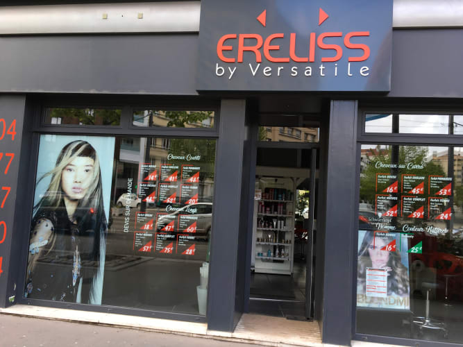 La devanture du salon de coiffure Ereliss by versatile liberation