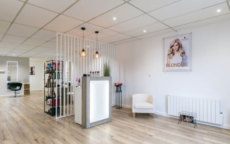 Le salon Laura Coiffure et Onglerie : un espace lumineux et une décoration épurée