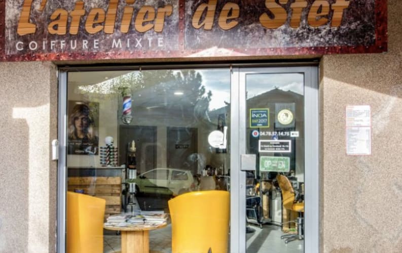 La devanture du salon de coiffure mixte l'Atelier de Stéf à Saint-Genis-les-Ollières