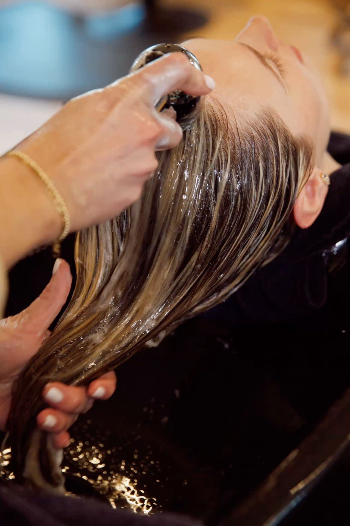 Haarbehandeling bij Kiki Hair & Beauty