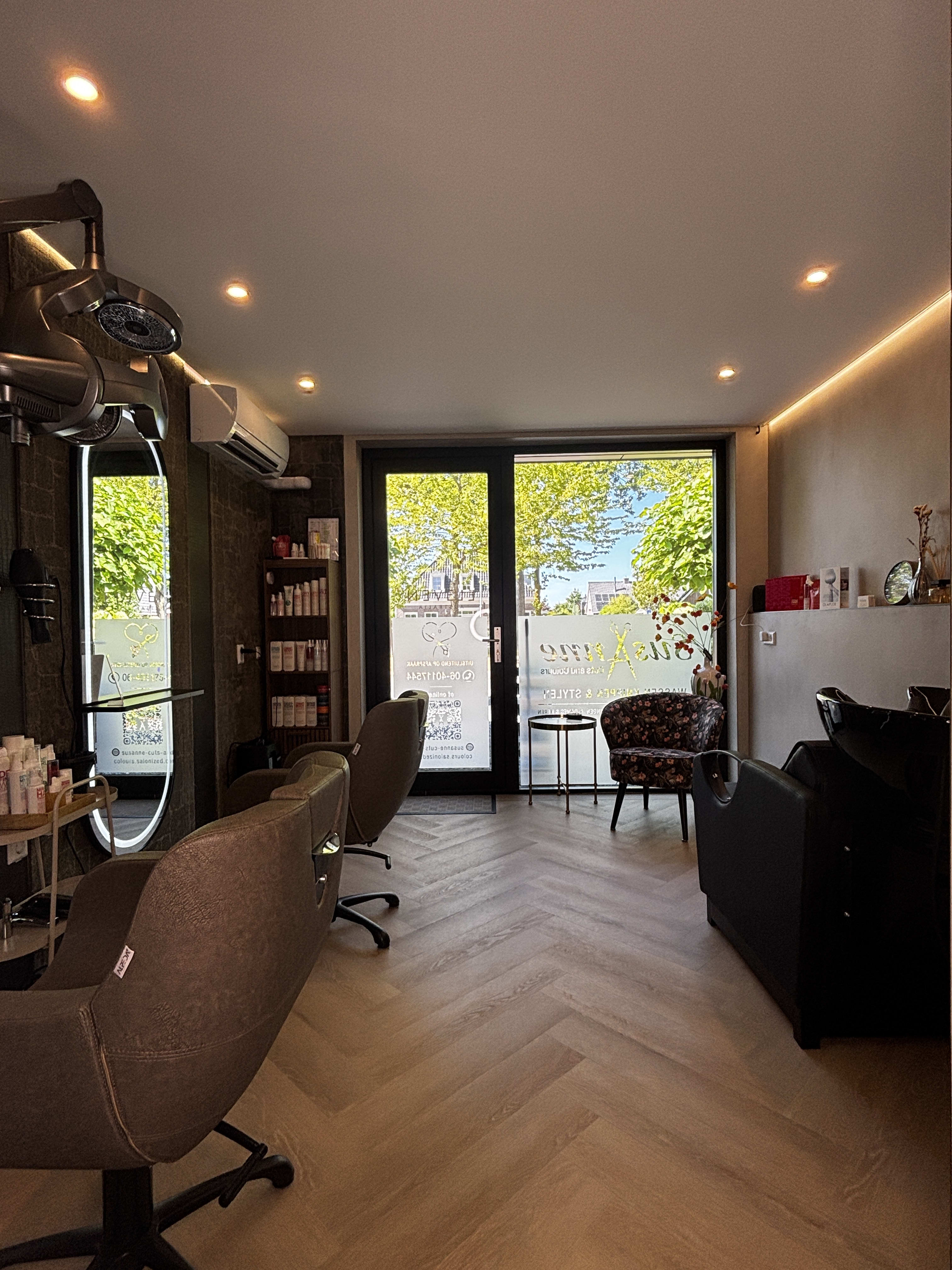 Susanne Cuts & Colours