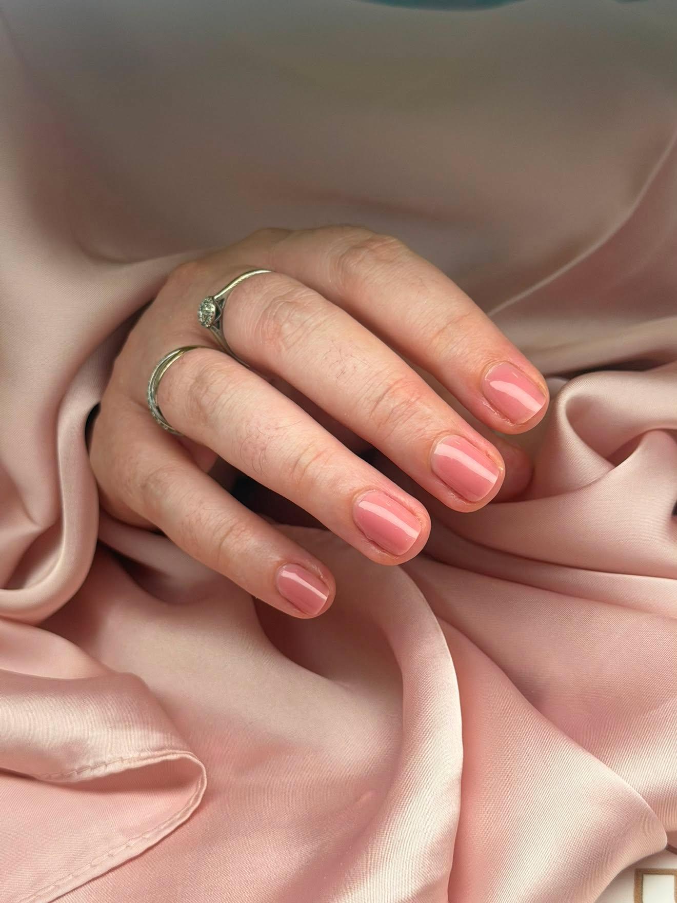 La beauté des mains et des pieds, avec précision et élégance