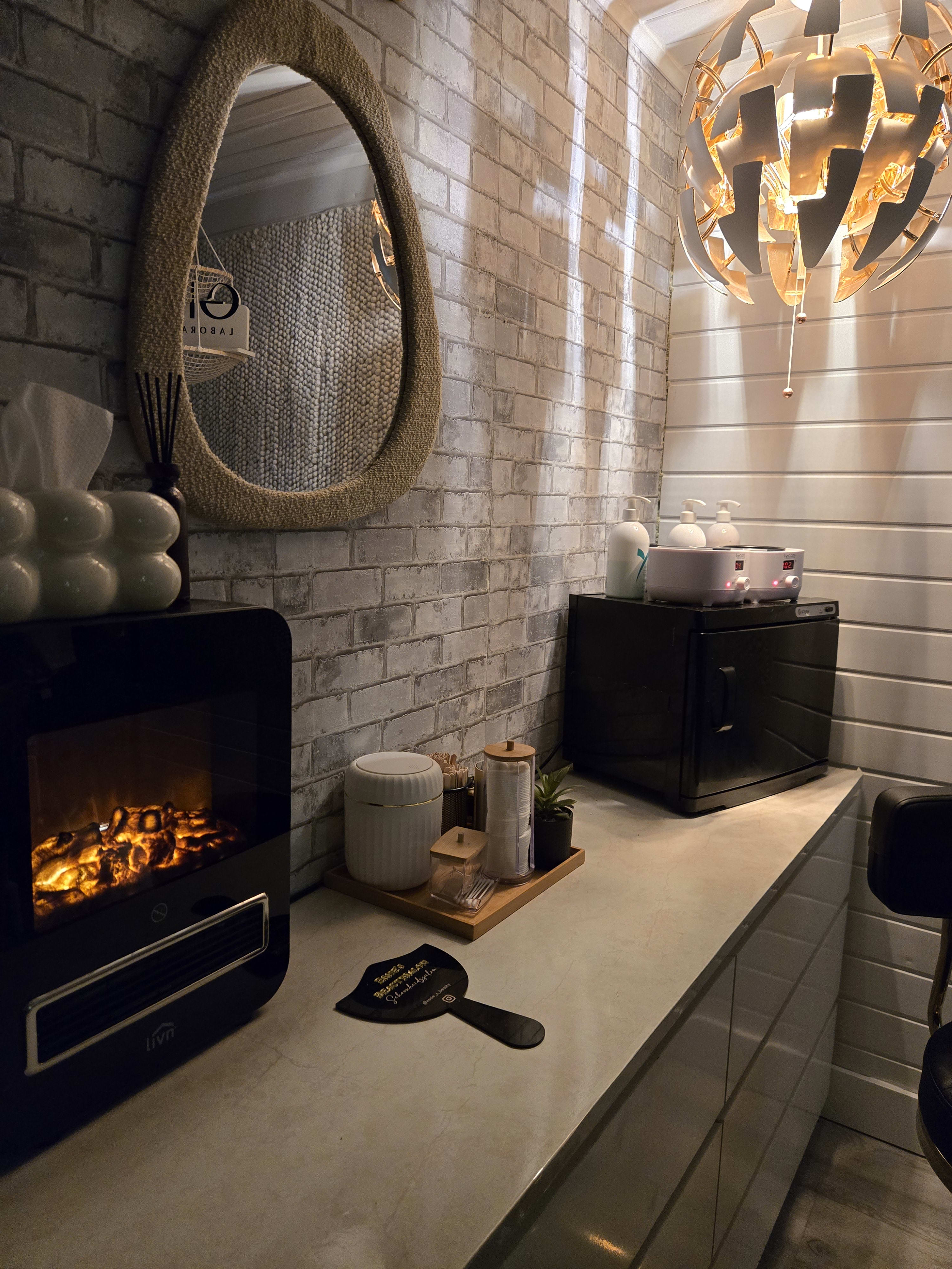 De behandelruimte van Essie's Beautysalon in Zaandam