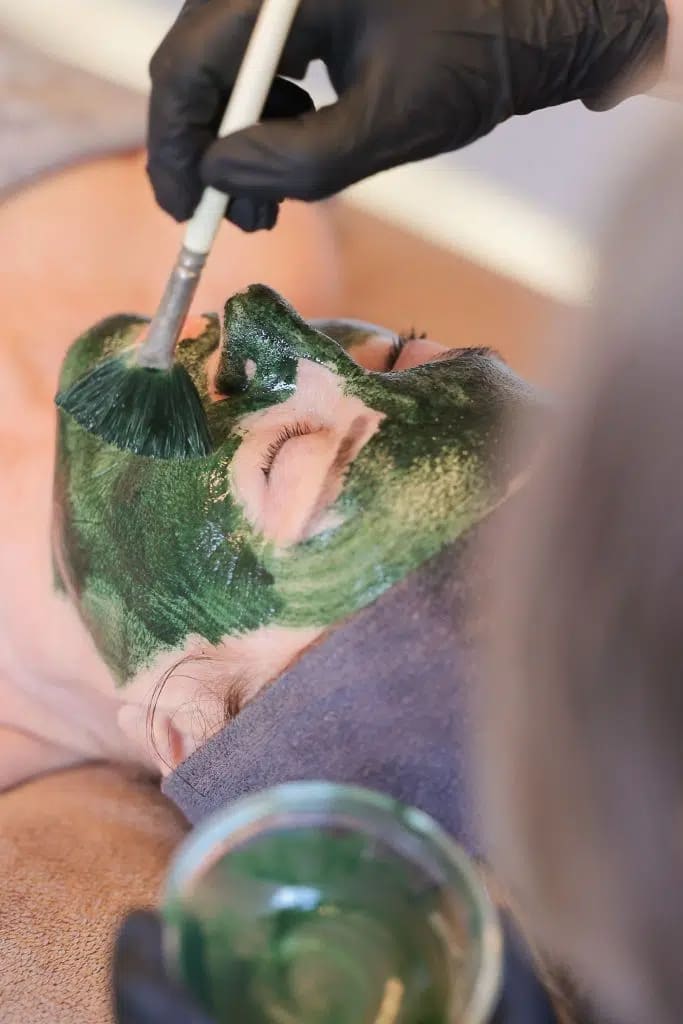 KRX Green Sea Peel wordt met een kwast op het gezicht aangebracht