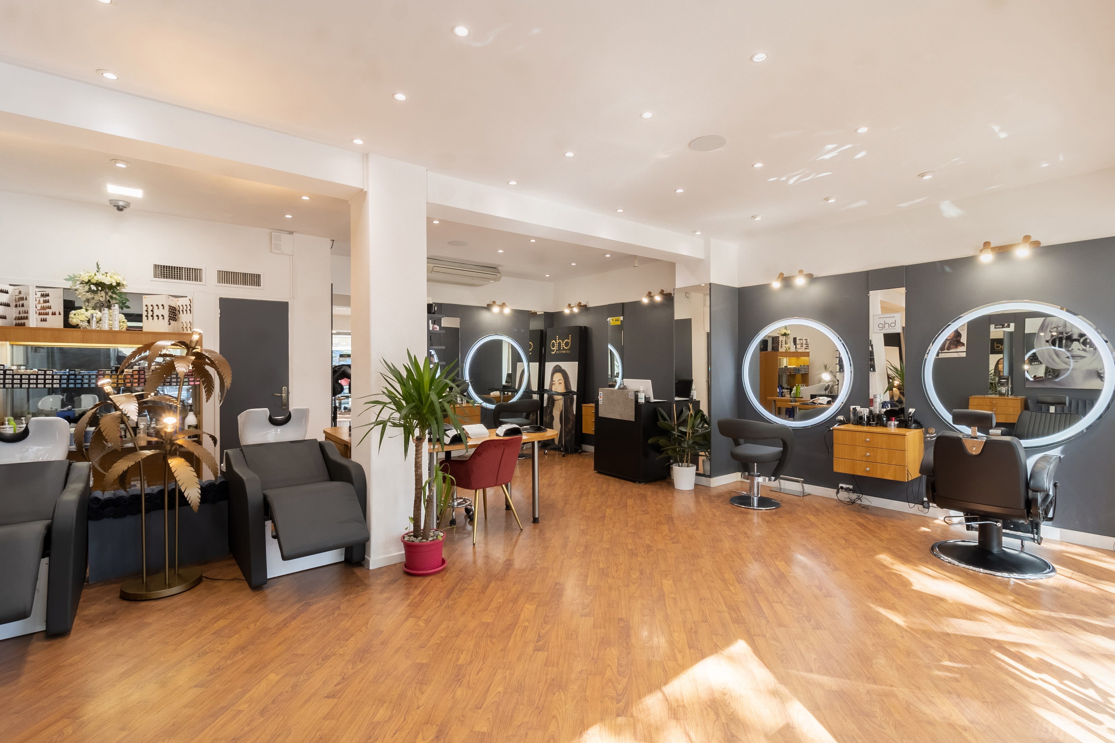 Intérieur moderne du salon Régal’Hair