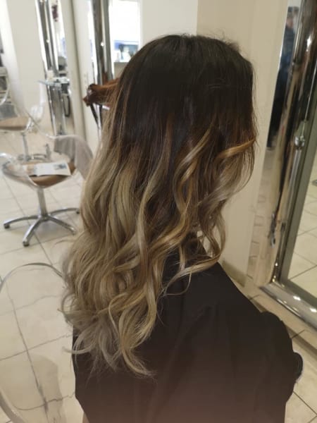 Salon De Coiffure Et Institut De Beaute Vaks Coiffure A Martigues