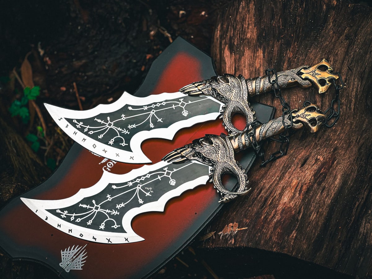 Chaos Twin Chained Blades (Deluxe)