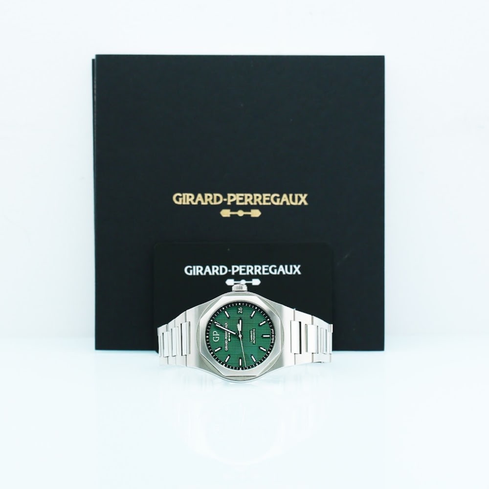 Girard-Perregaux Laureato Steel Green Dial 42mm 81010-11-3153-1CM