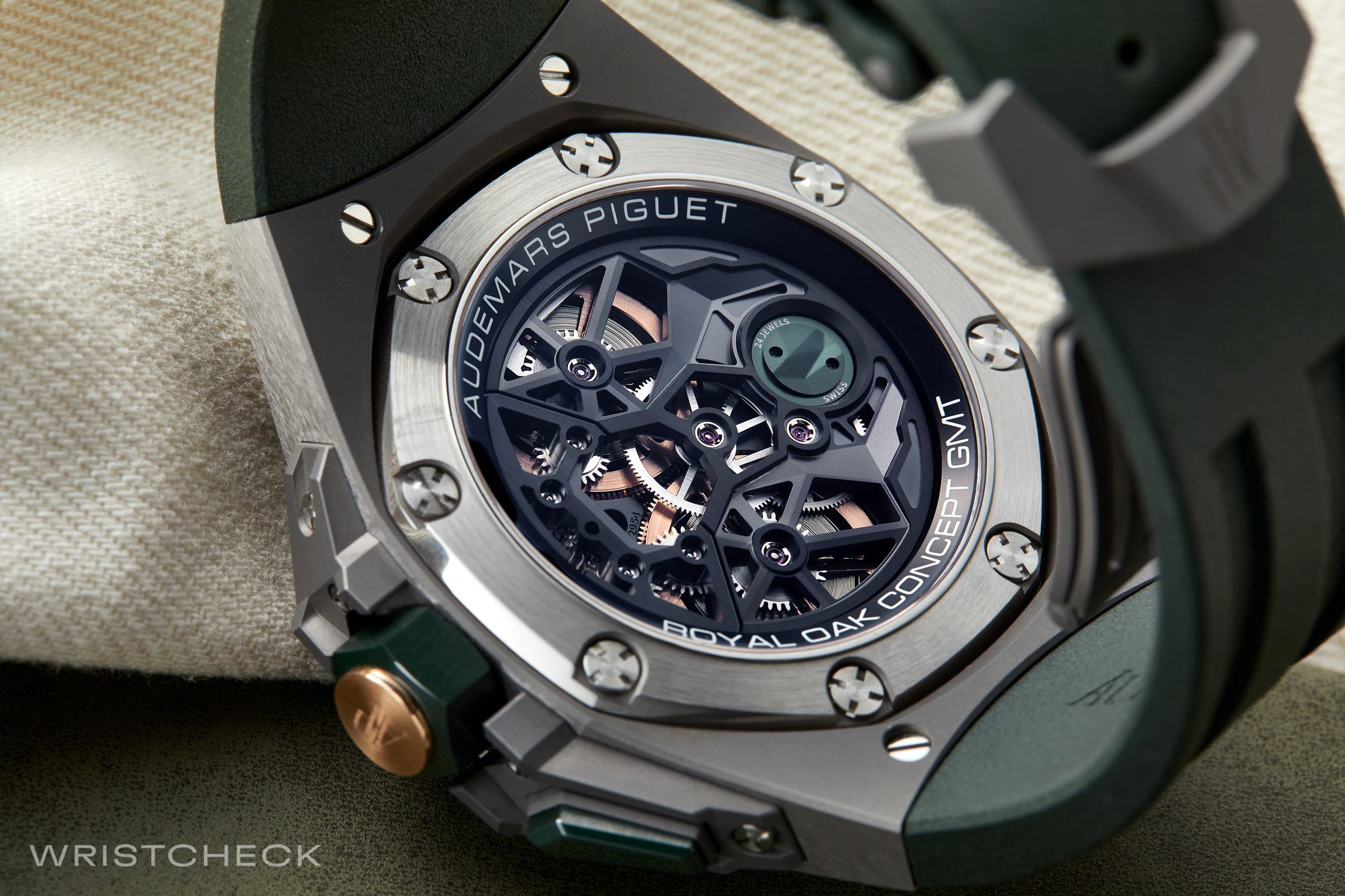 Powered by the incredible manual-wind cal. 2954, the ref. 26589IO features a 10-day power reserve, a flying tourbillon at 9 o'clock and a second time-zone at 3 o'clock that features two disks 