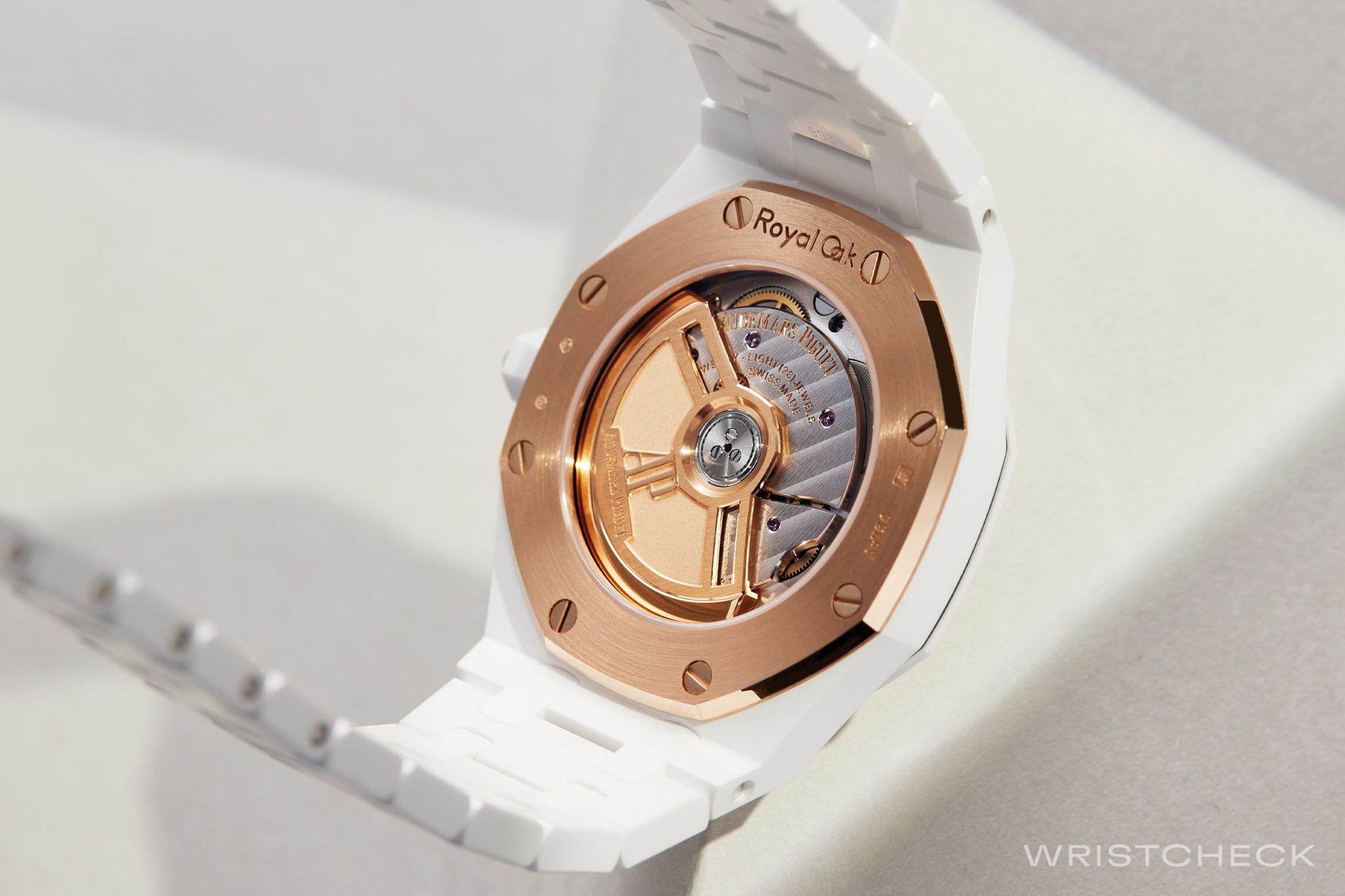 The ref. 77350CE is powered by the automatic cal. 5800, offering a 50-hour power reserve and features a 22k rose gold winding rotor
