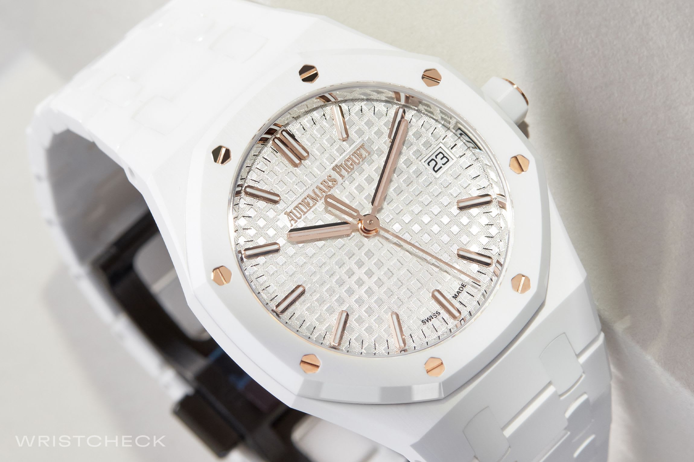 AP has added a touch of luxury to the Royal Oak ref. 77350CE by using 18k rose gold screws, creating a clear contrast against the surrounding white ceramic
