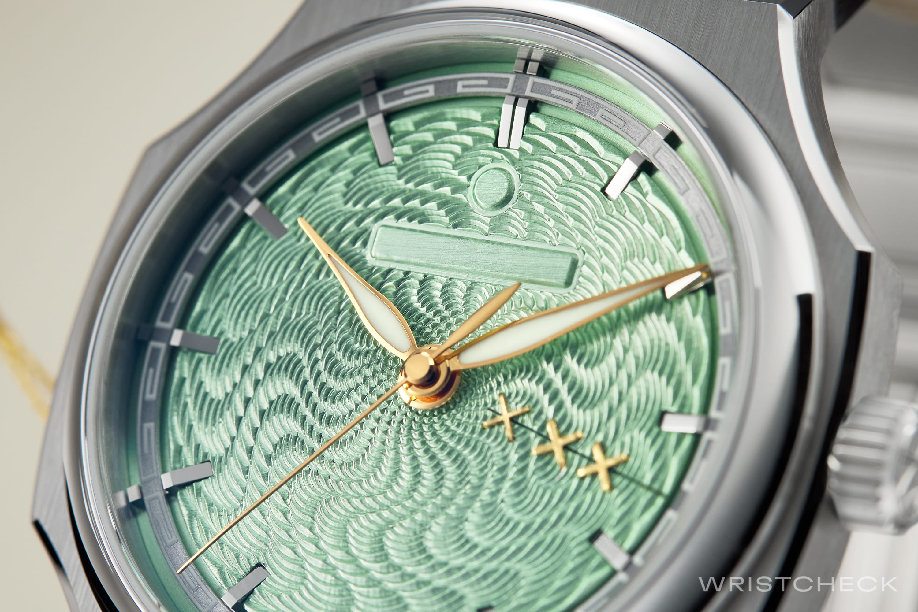 The watch features hand-bent solid 18k hands with Super-LumiNova® BGW9 (X1 grade) lume