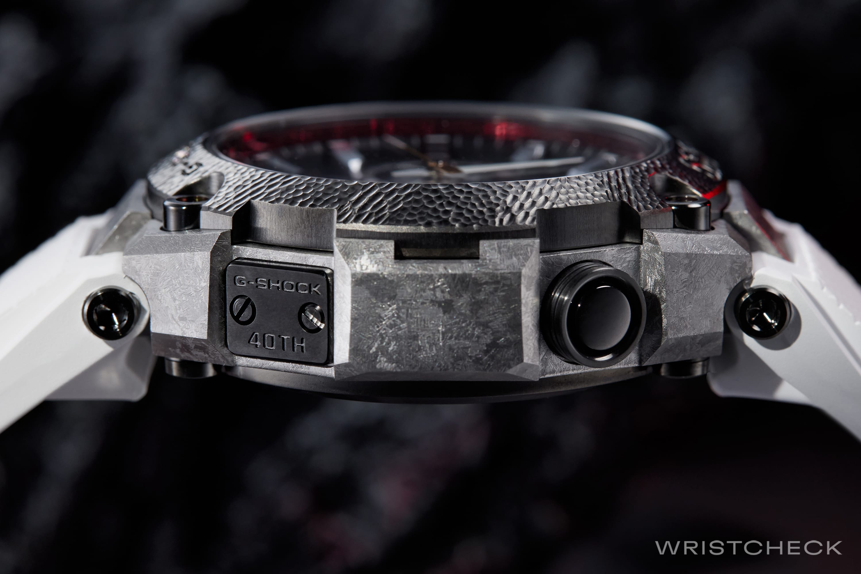 The metal plate commemorating the G-SHOCK 40th anniversary on the side of the case, and the screw heads set with rubies, the gem of passion and success, add special touches befitting a special commemorative timepiece