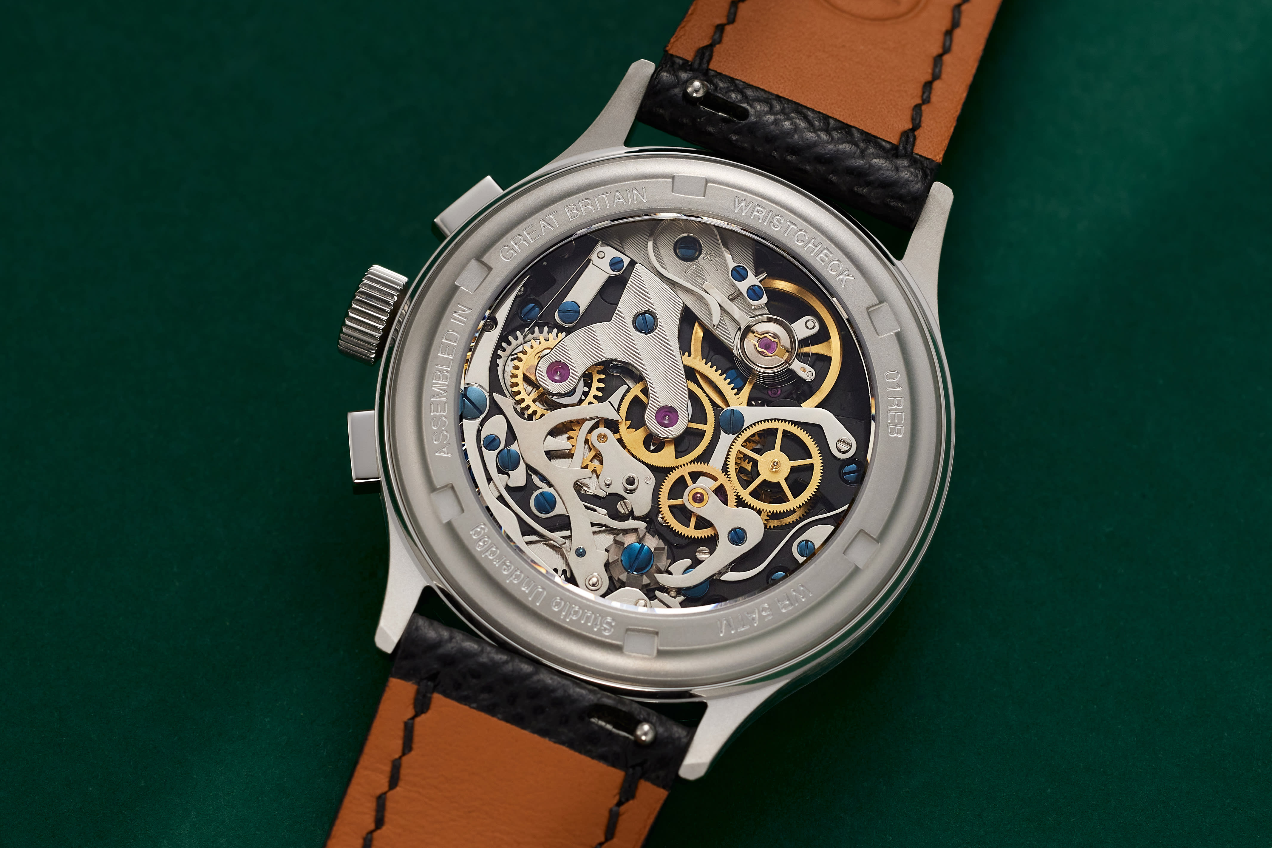 Each ST-1901B movement undergoes rigorous regulation in Great Britain, ensuring an impressive accuracy of -10/+15 seconds per day