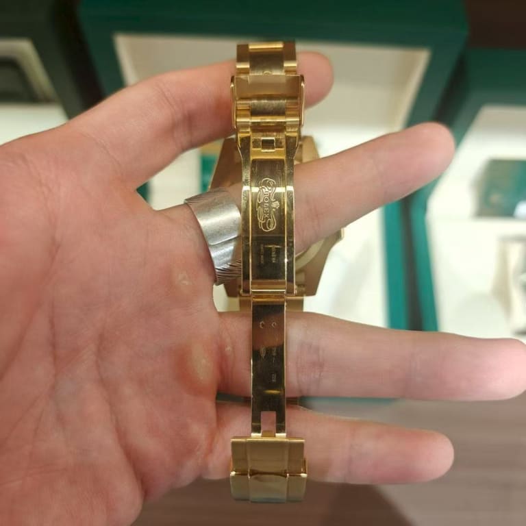 GMT-Master II Yellow Gold Sapphire Ruby Black Dial 40mm Product Image 8