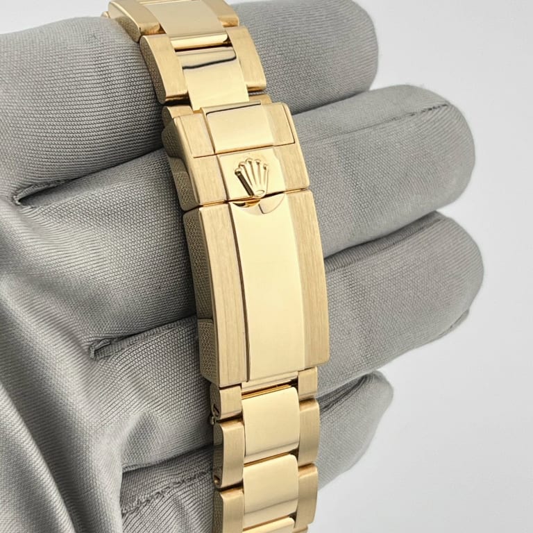 GMT-Master II Yellow Gold Green Dial 40mm Product Image 9