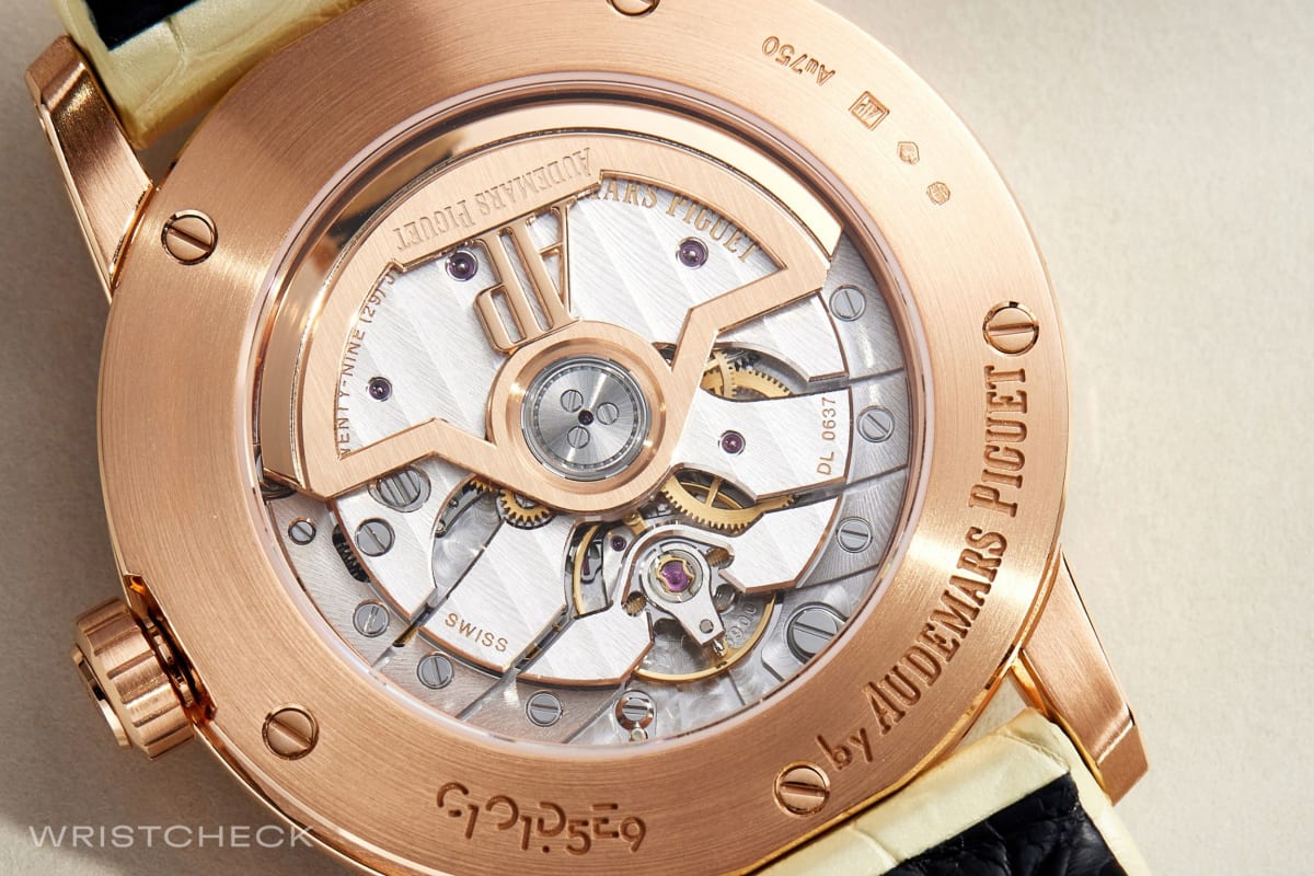 The movement, visible through the sapphire caseback, is equipped with a 22k pink gold rotor