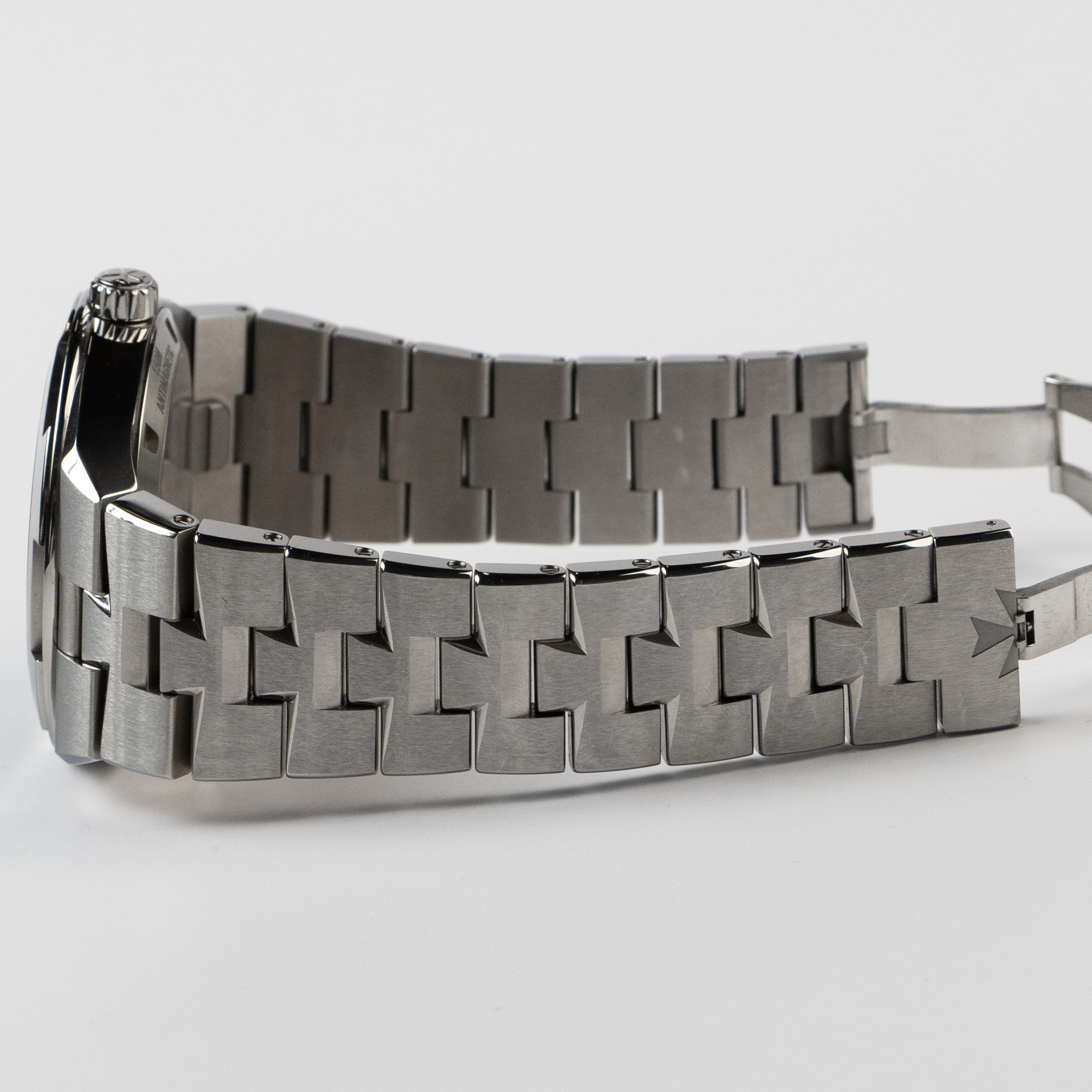 Overseas Date Steel Black Dial 41mm Product Image 8