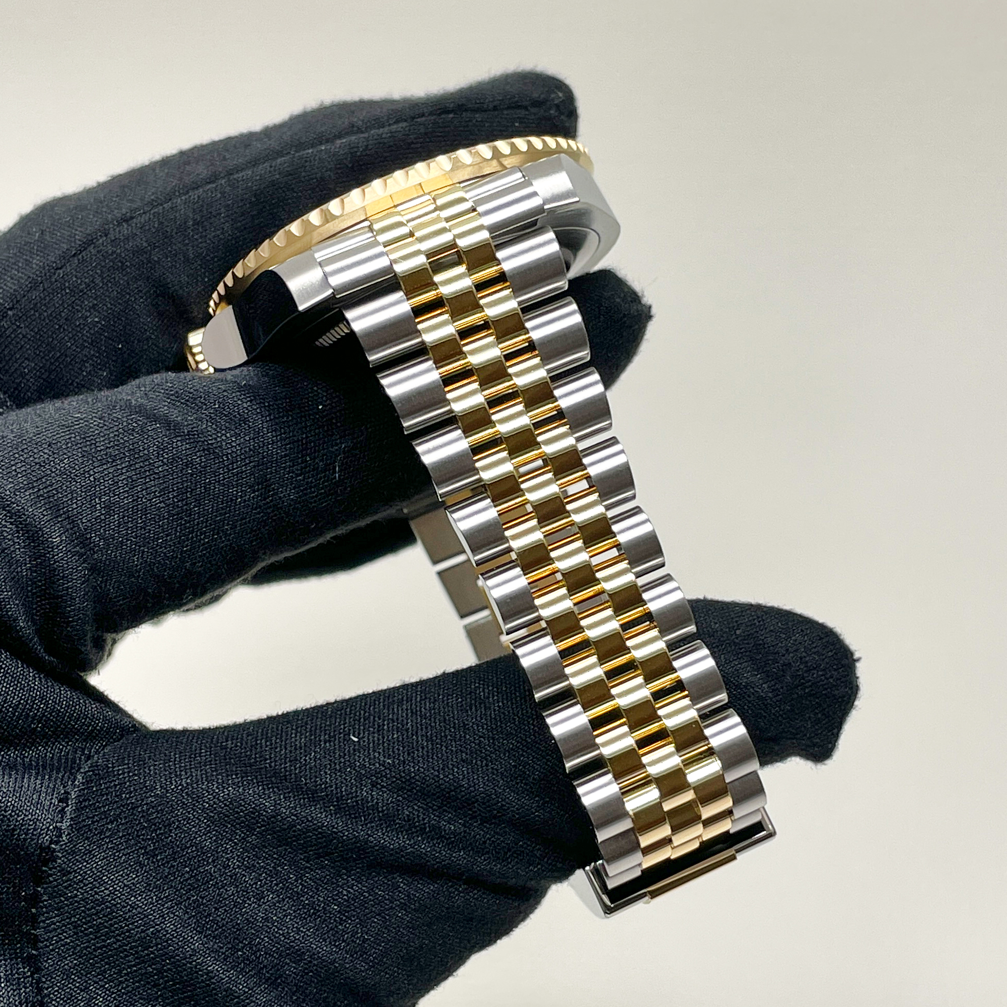 GMT-Master II Yellow Gold & Steel Jubilee Black Dial 40mm Product Image 10