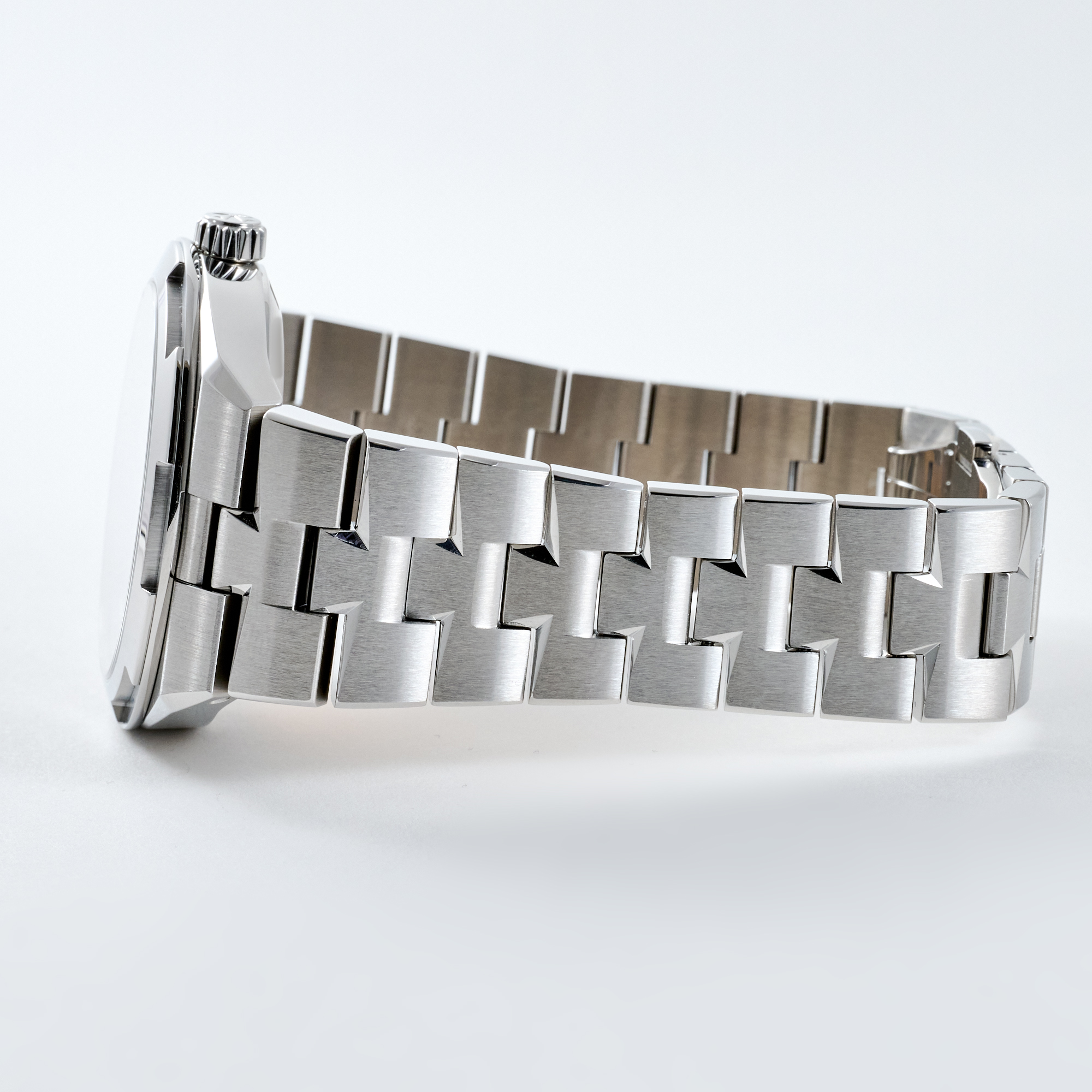 Overseas Date Steel Blue Dial 41mm Product Image 11